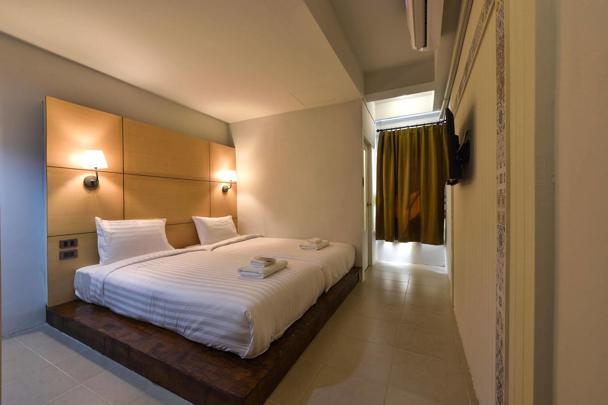 Hotel October Phuket Exterior foto